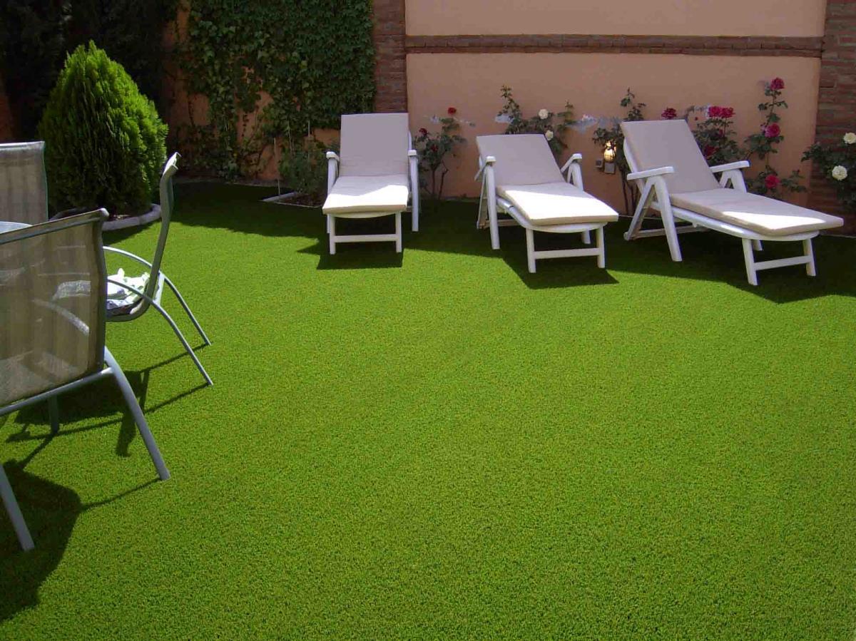 Artificial Grass around Swimming Pool (5)